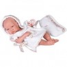 Recién nacida con capita de baño y neceser