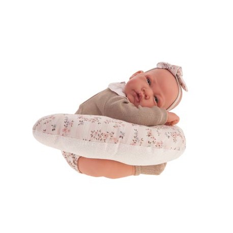 Recién Nacida con cojín de lactancia