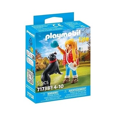 Mujer con perro de montaña