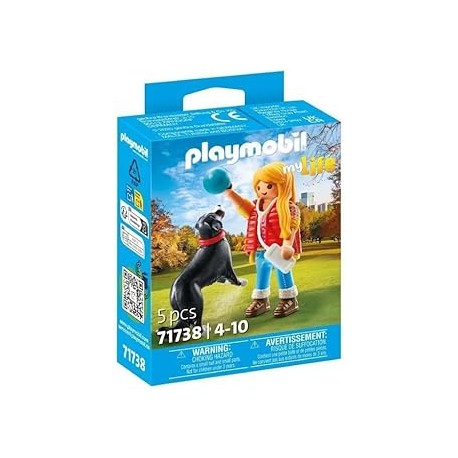 Mujer con perro de montaña