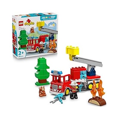 Camión de Bomberos con Manguera y Bomberos